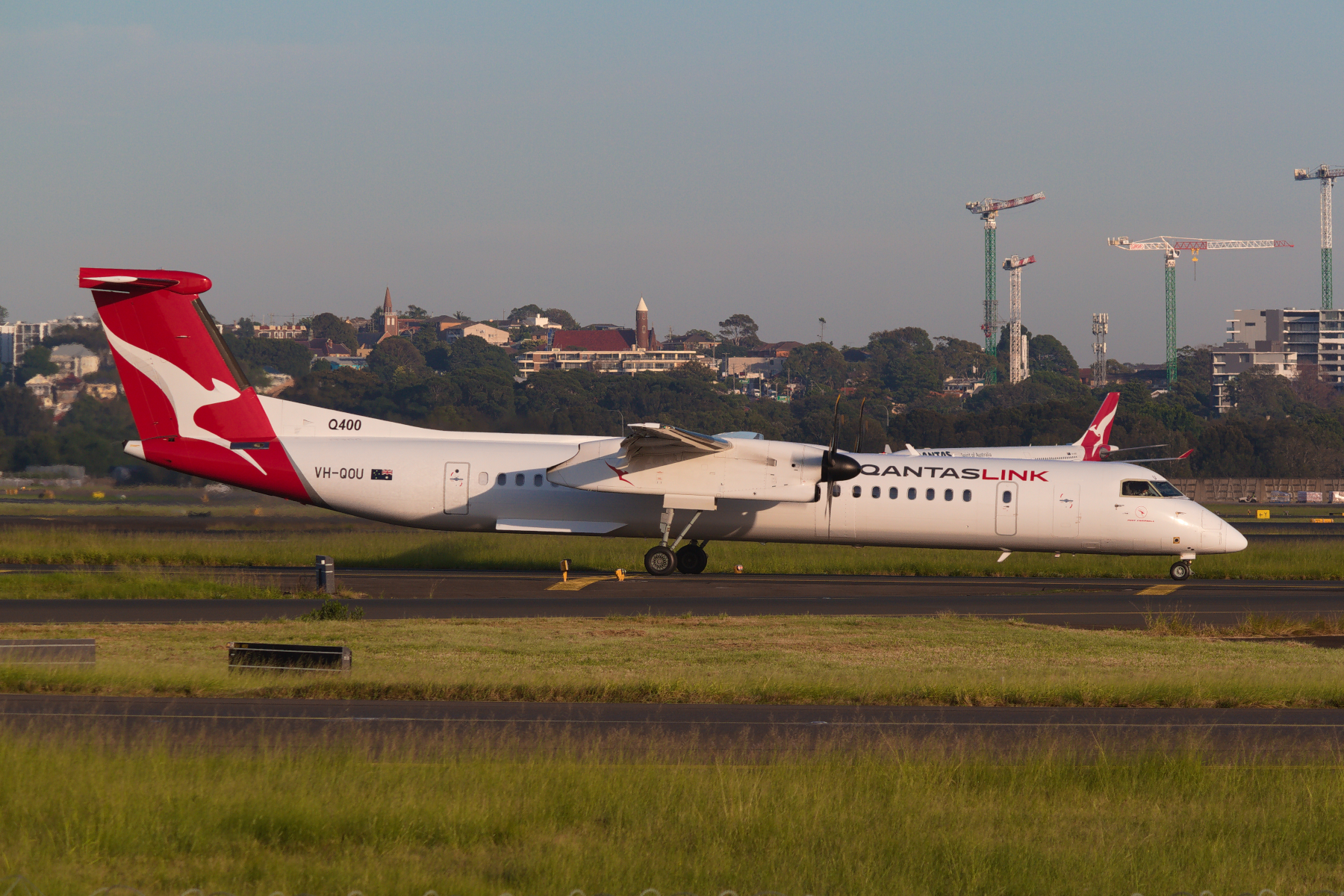QantasLINK deHavilland Canada DHC8-Q400 VH-QOU at Kingsford Smith