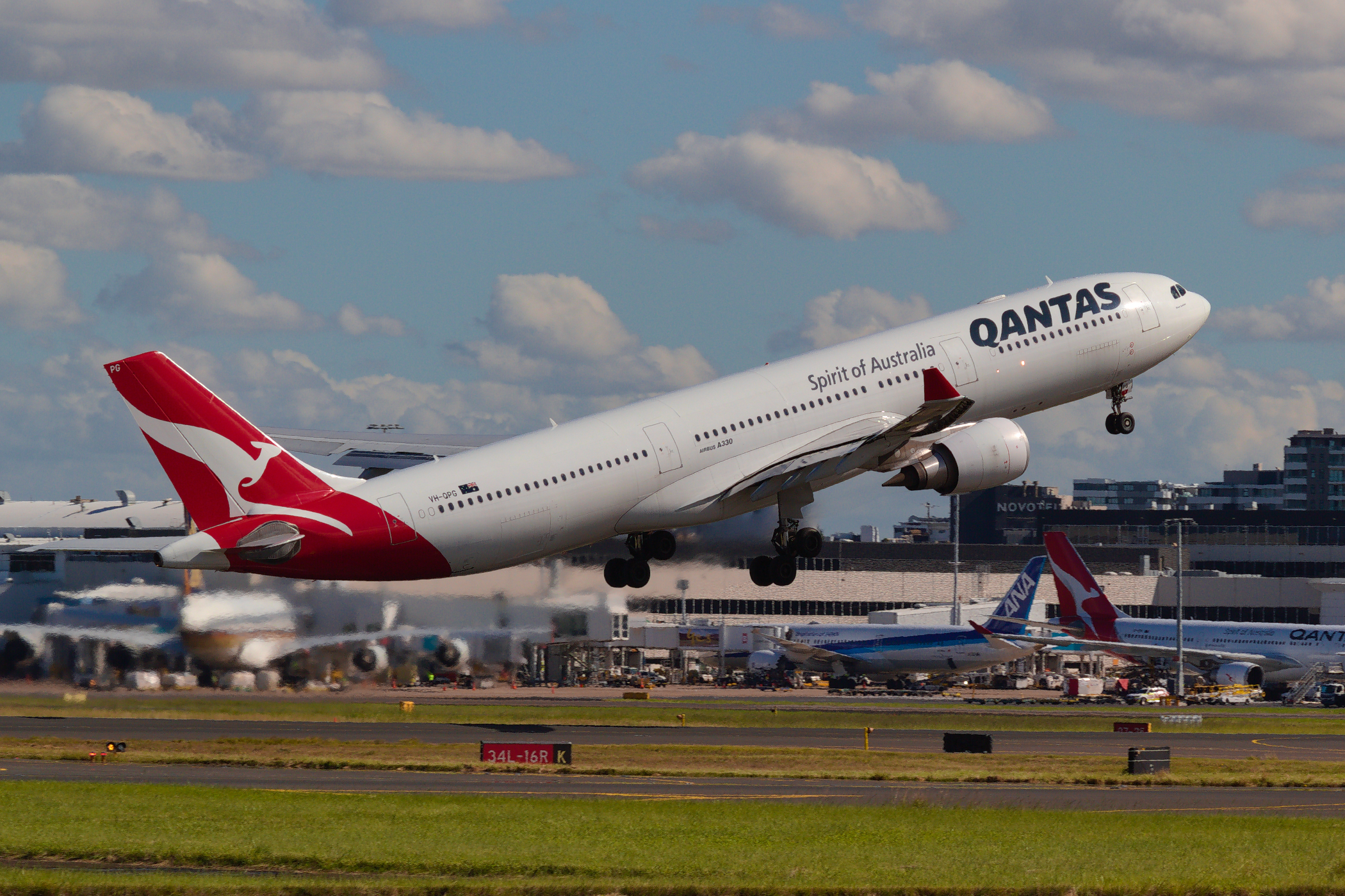 Qantas Airbus A330-300 VH-QPG at Kingsford Smith