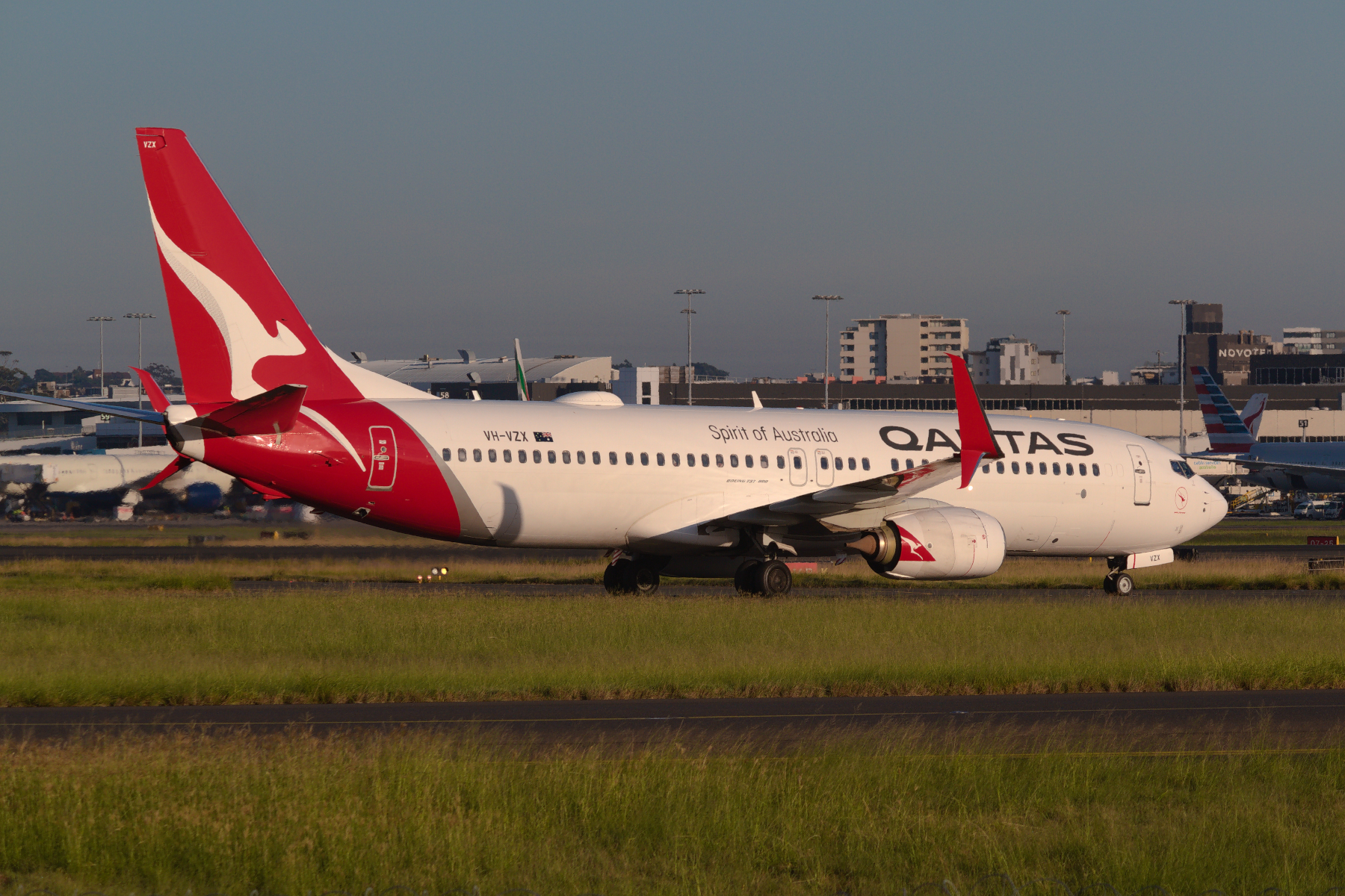 Qantas Boeing 737-800 VH-VZX at Kingsford Smith