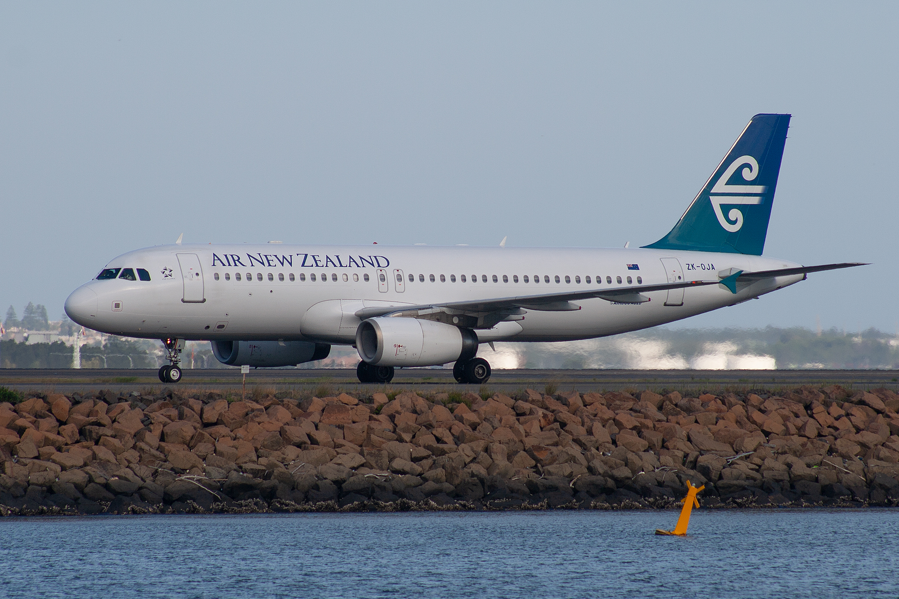 Air New Zealand Airbus A320-200 ZK-OJA at Kingsford Smith