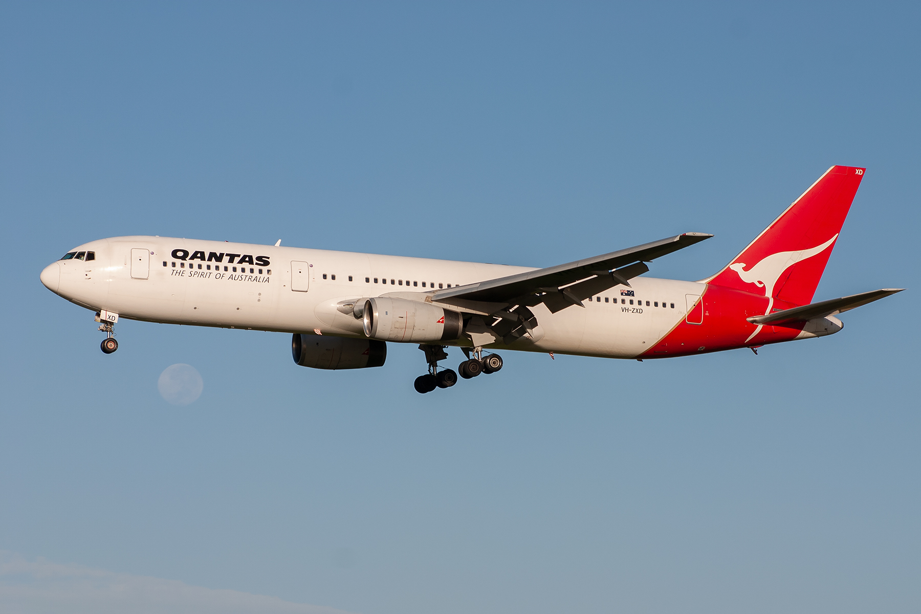 Qantas Boeing 767-300ER VH-ZXD at Kingsford Smith