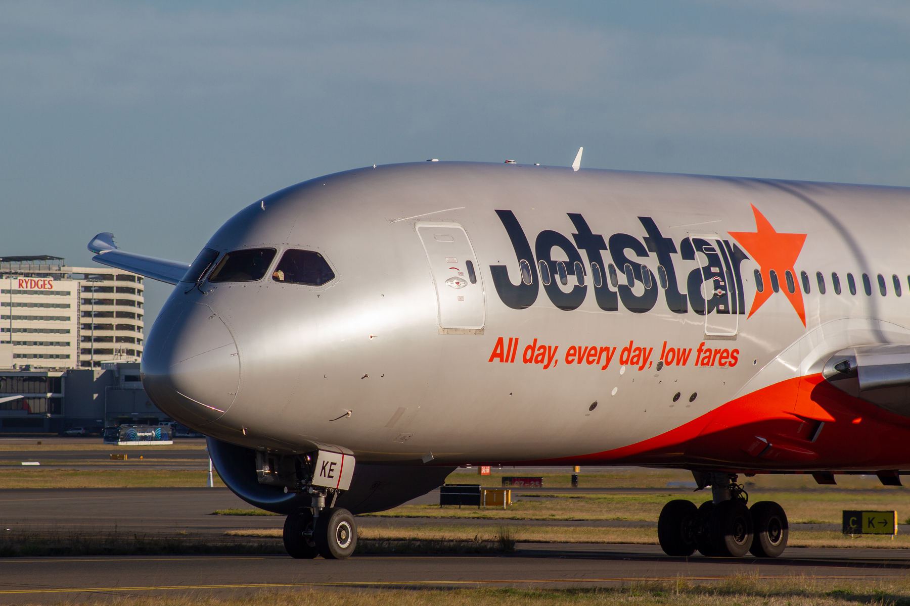 Qantas Boeing 787-800 VH-VKE at Kingsford Smith