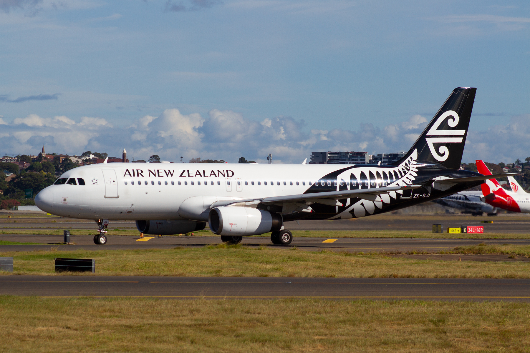 Air New Zealand Airbus A320-200 ZK-OJI at Kingsford Smith