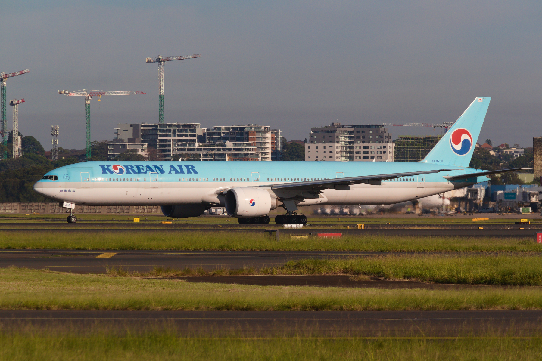Korean Air Boeing 777-300ER HL8208 at Kingsford Smith
