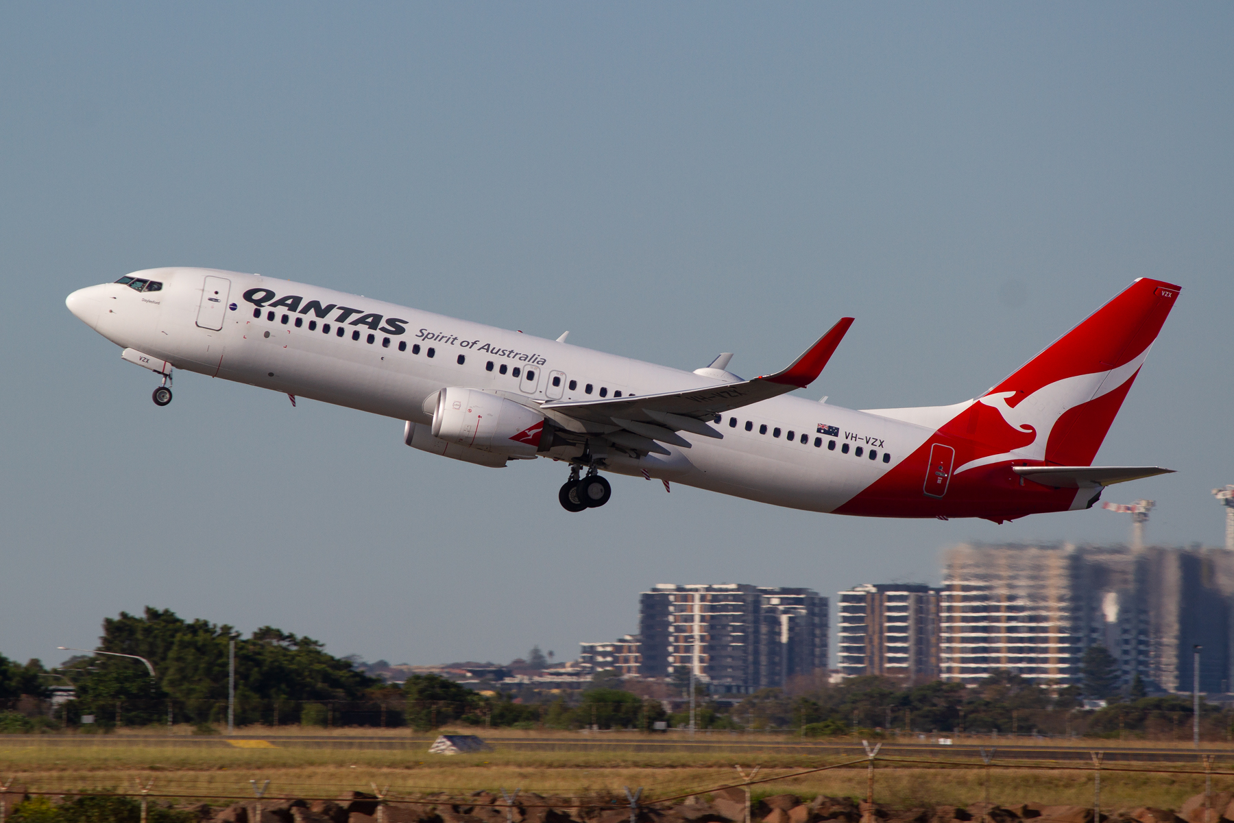 Qantas Boeing 737-800 VH-VZX at Kingsford Smith