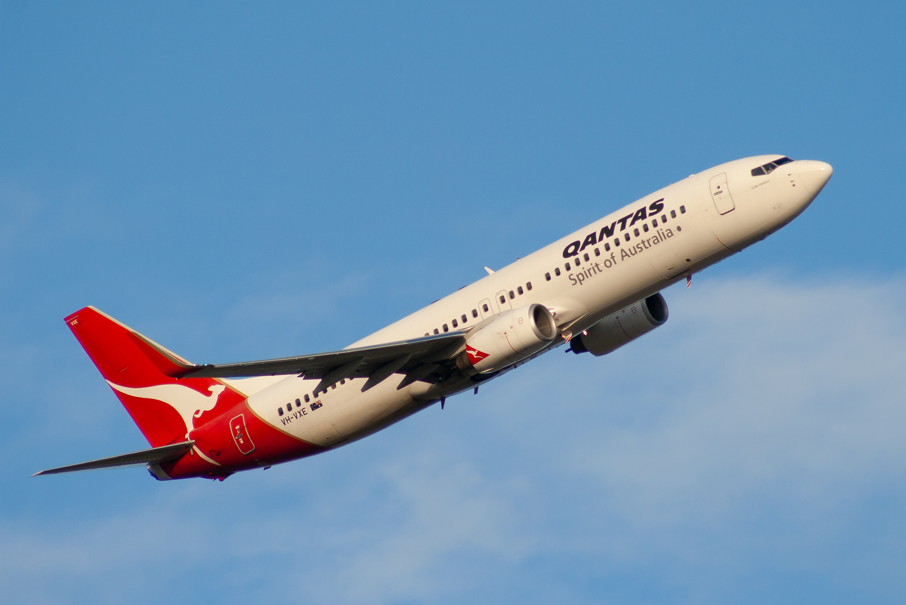 Qantas Boeing 737-800 VH-VXE at Kingsford Smith