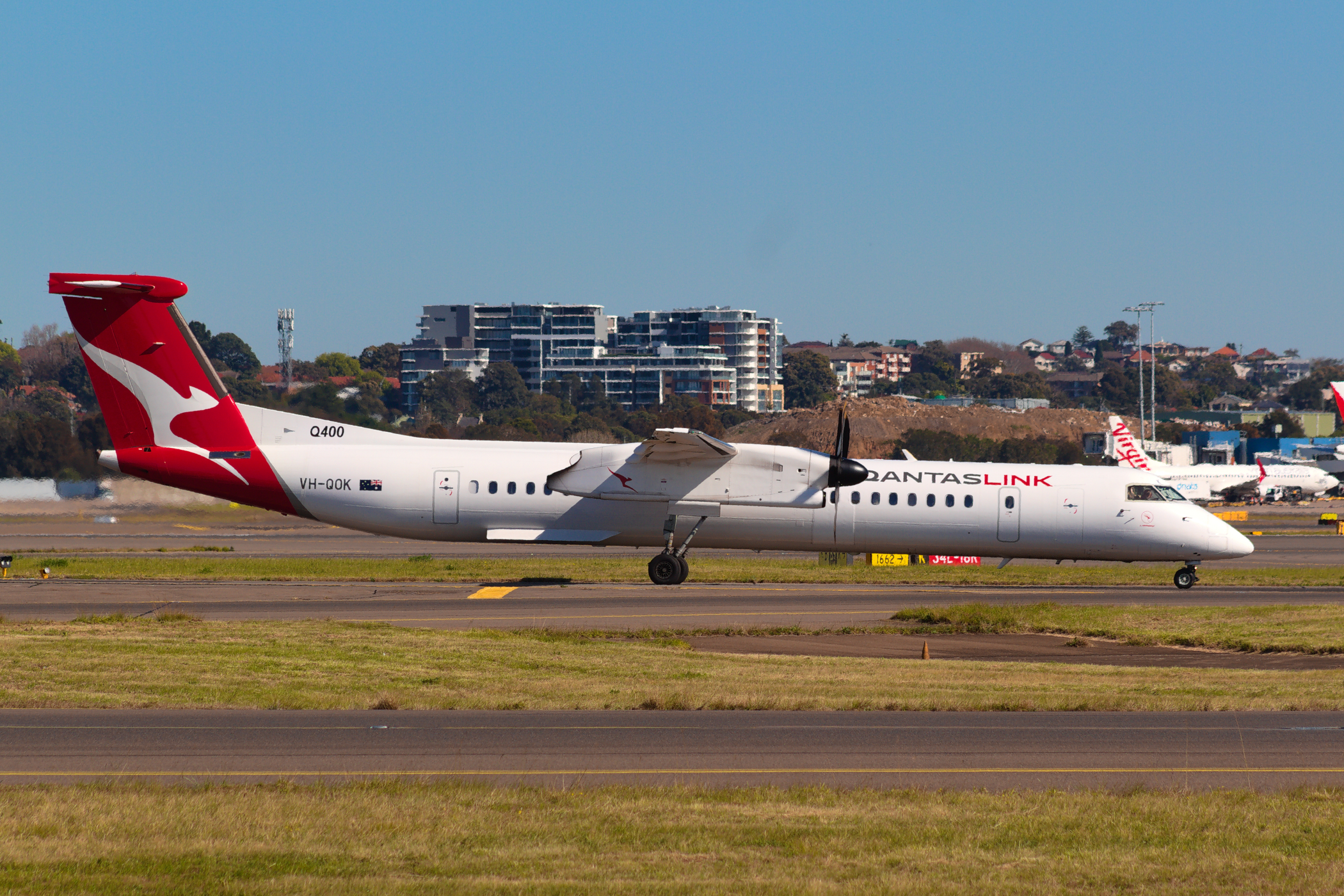 QantasLINK deHavilland Canada DHC8-Q400 VH-QOK at Kingsford Smith