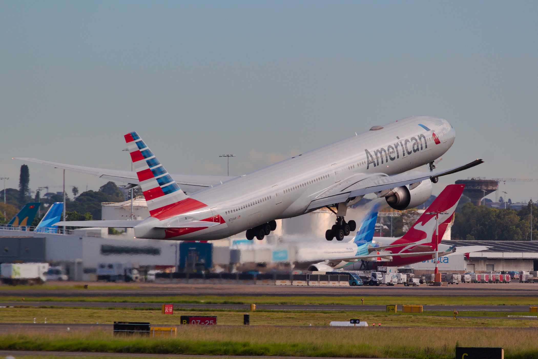 American Airlines Boeing 777-300ER N733AR at Kingsford Smith