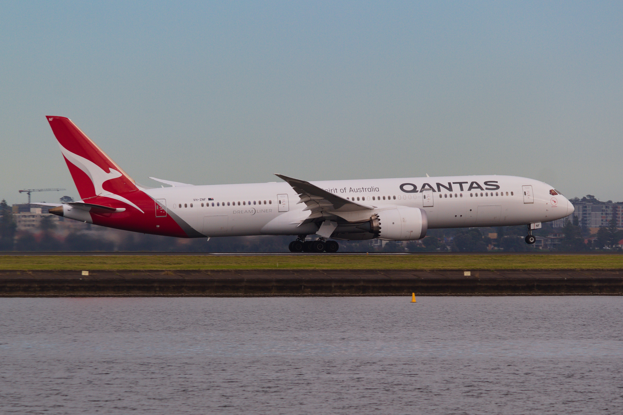 Qantas Boeing 787-900 VH-ZNF at Kingsford Smith