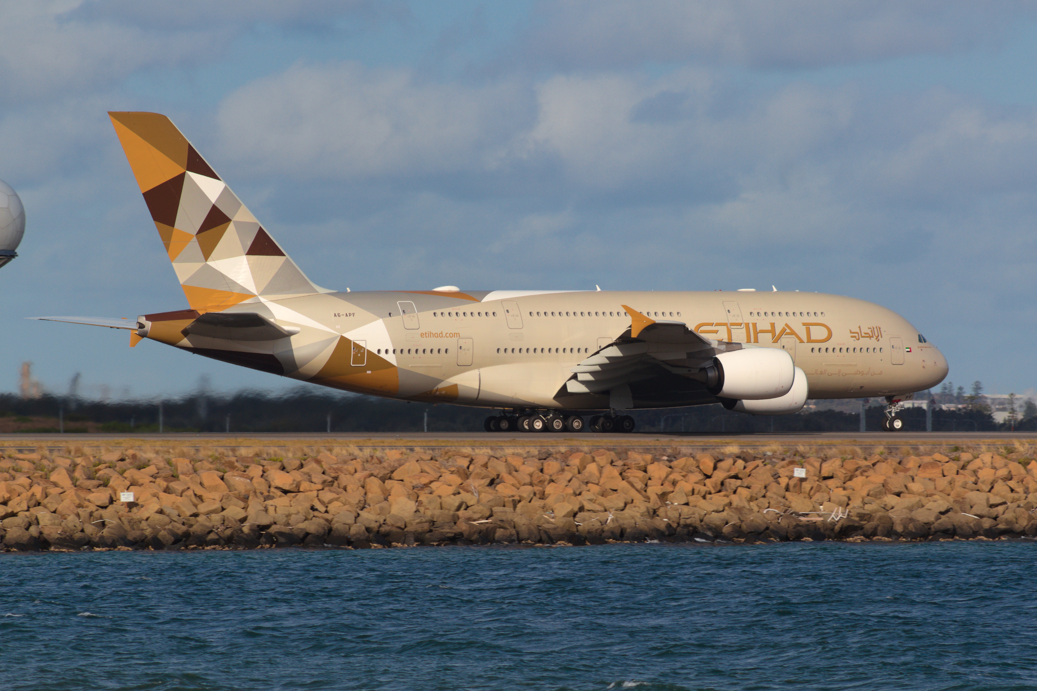 Etihad Airways Airbus A380-800 A6-APF at Kingsford Smith
