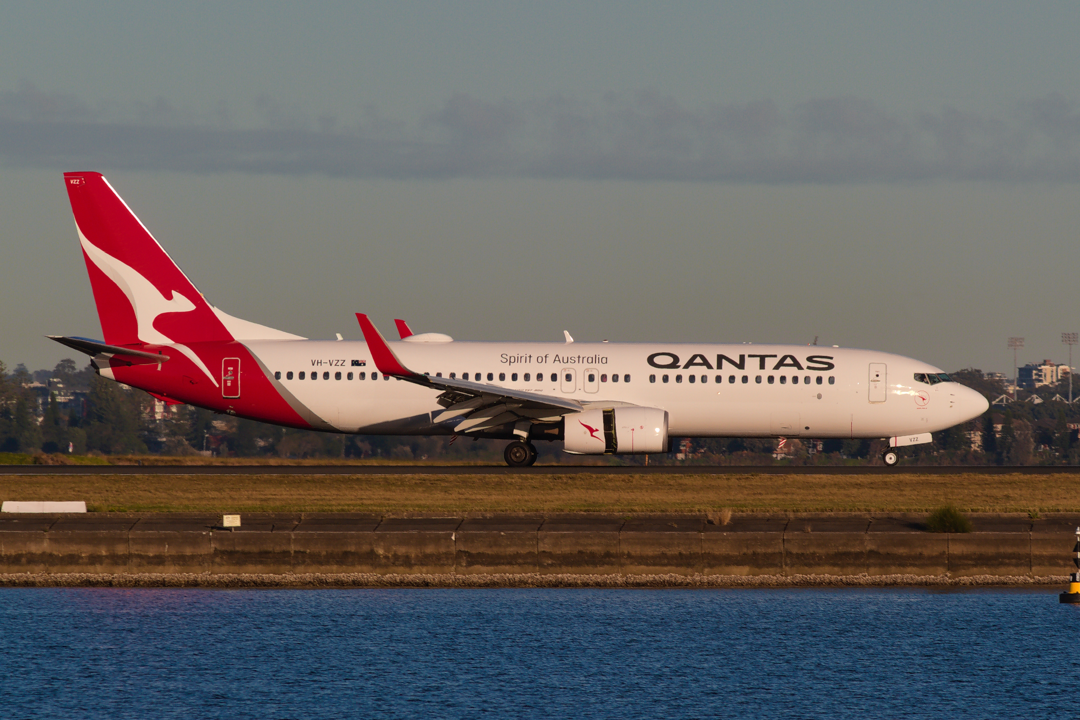 Qantas Boeing 737-800 VH-VZZ at Kingsford Smith