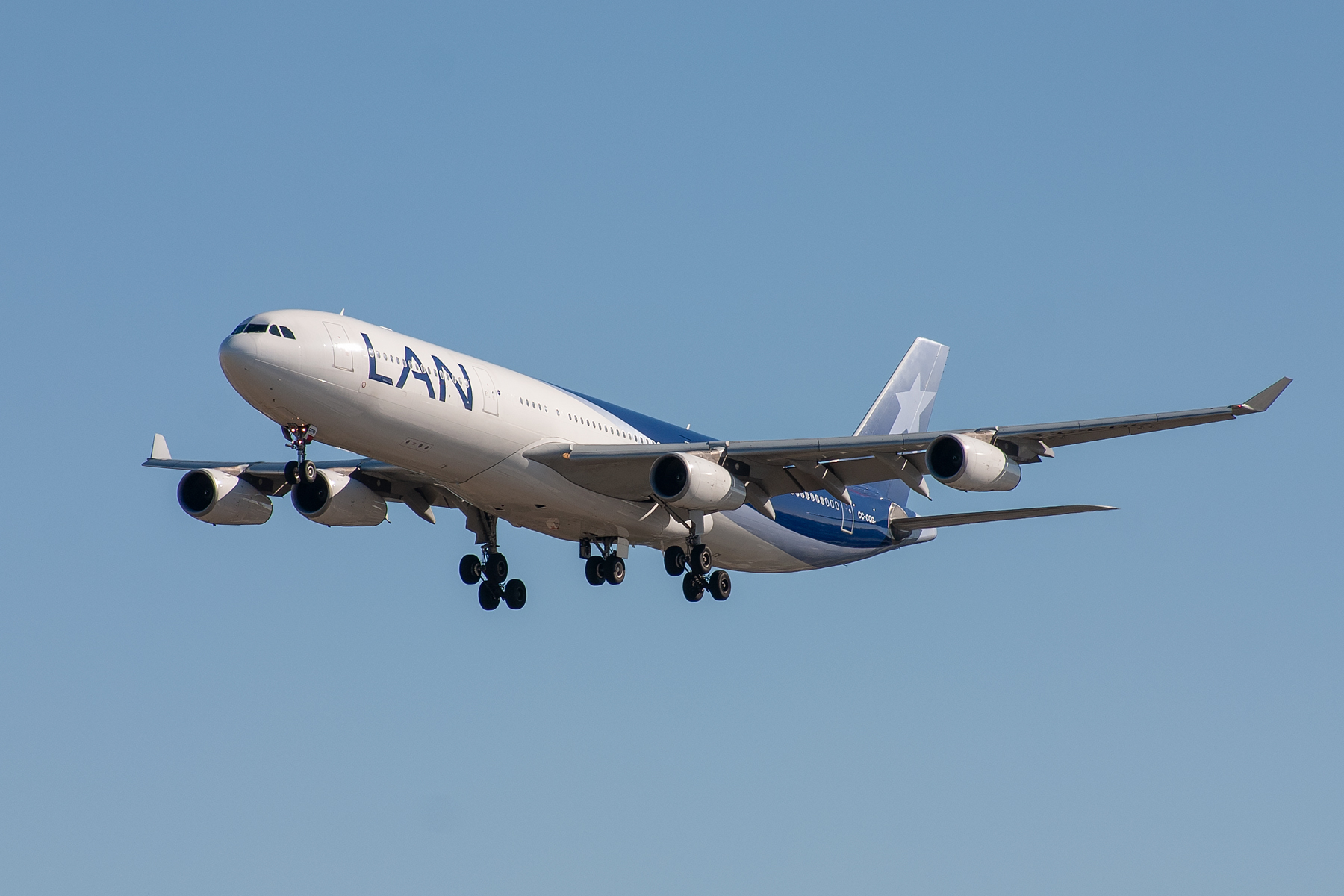 LAN Airlines Airbus A340-300 CC-CQG at Kingsford Smith