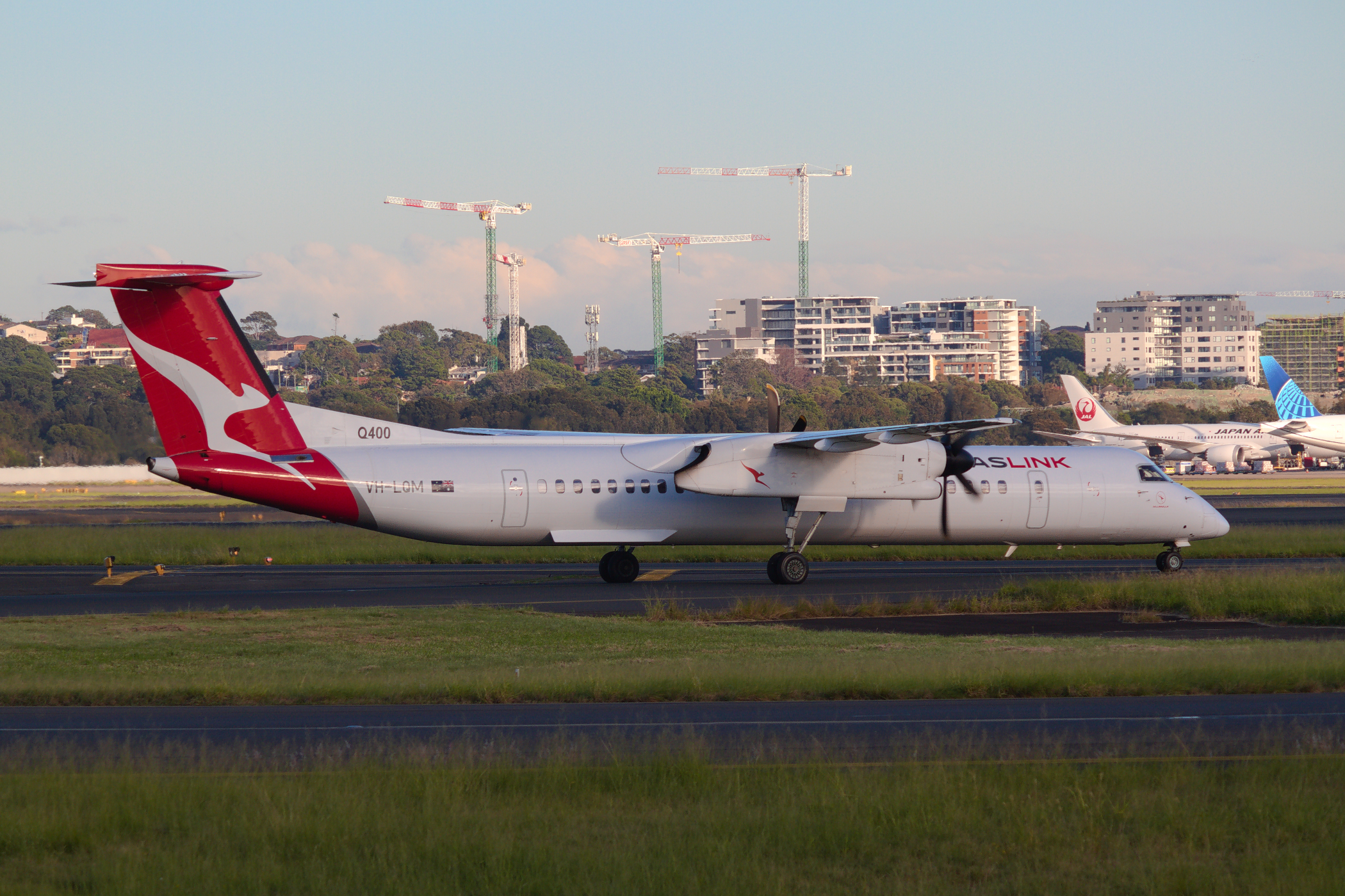 QantasLINK deHavilland Canada DHC8-Q400NG VH-LQM at Kingsford Smith