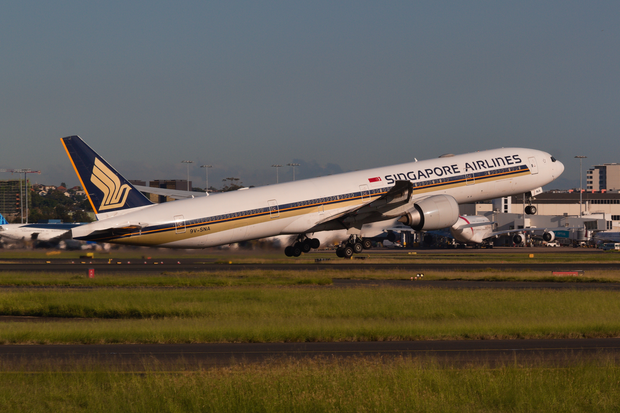 Singapore Airlines Boeing 777-300ER 9V-SNA at Kingsford Smith