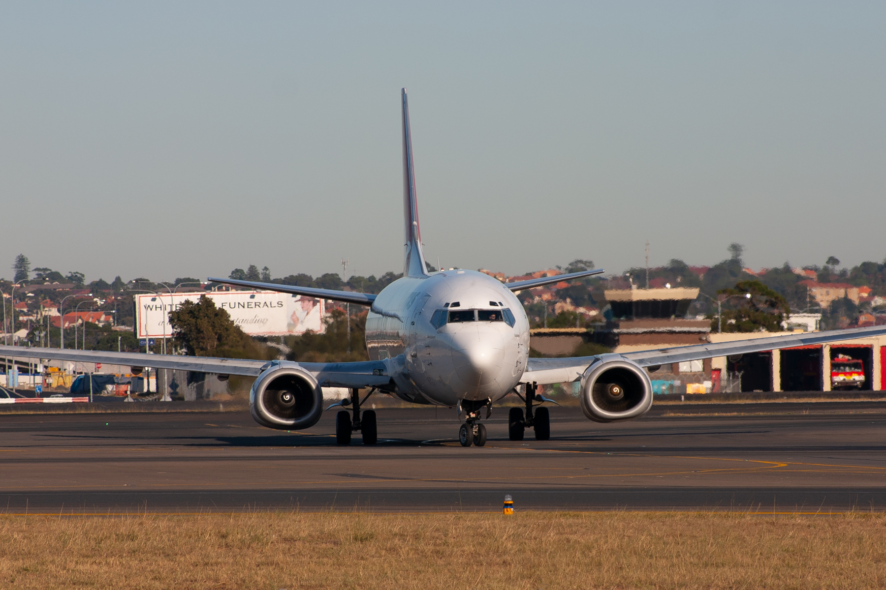 Qantas Boeing 737-400 VH-TJE at Kingsford Smith