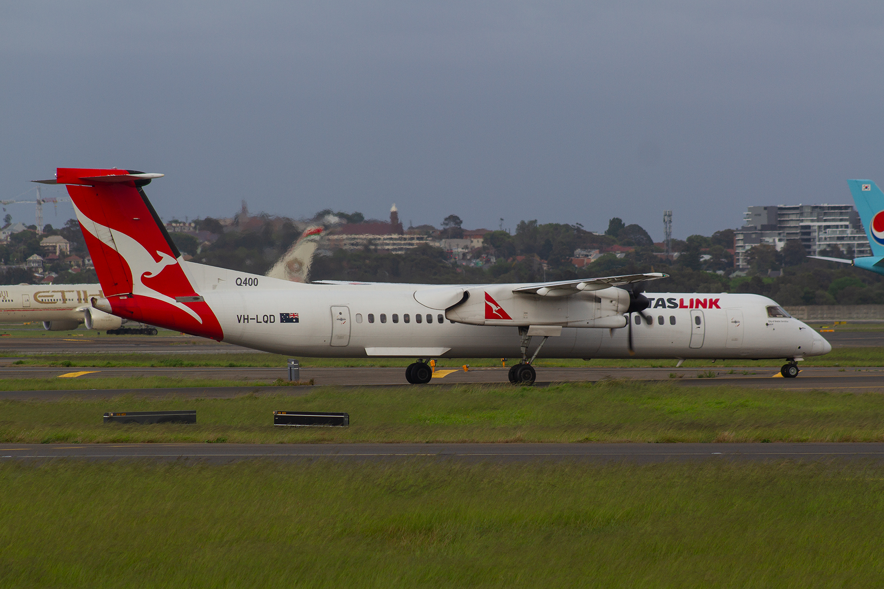 QantasLINK deHavilland Canada DHC8-Q400NG VH-LQD at Kingsford Smith