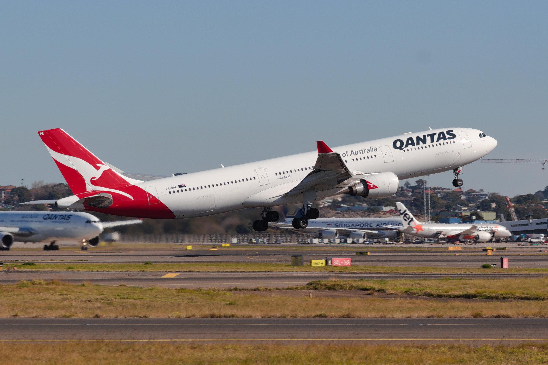 Qantas Airbus A330-300 VH-QPE at Kingsford Smith