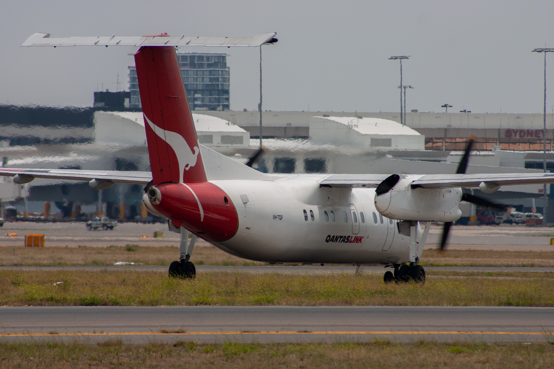 QantasLINK deHavilland Canada DHC8-100 VH-TQP at Kingsford Smith