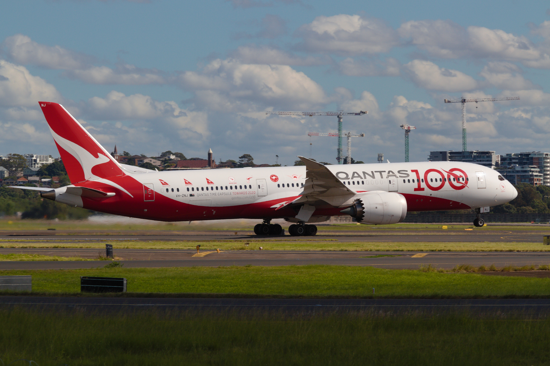 Qantas Boeing 787-900 VH-ZNJ at Kingsford Smith