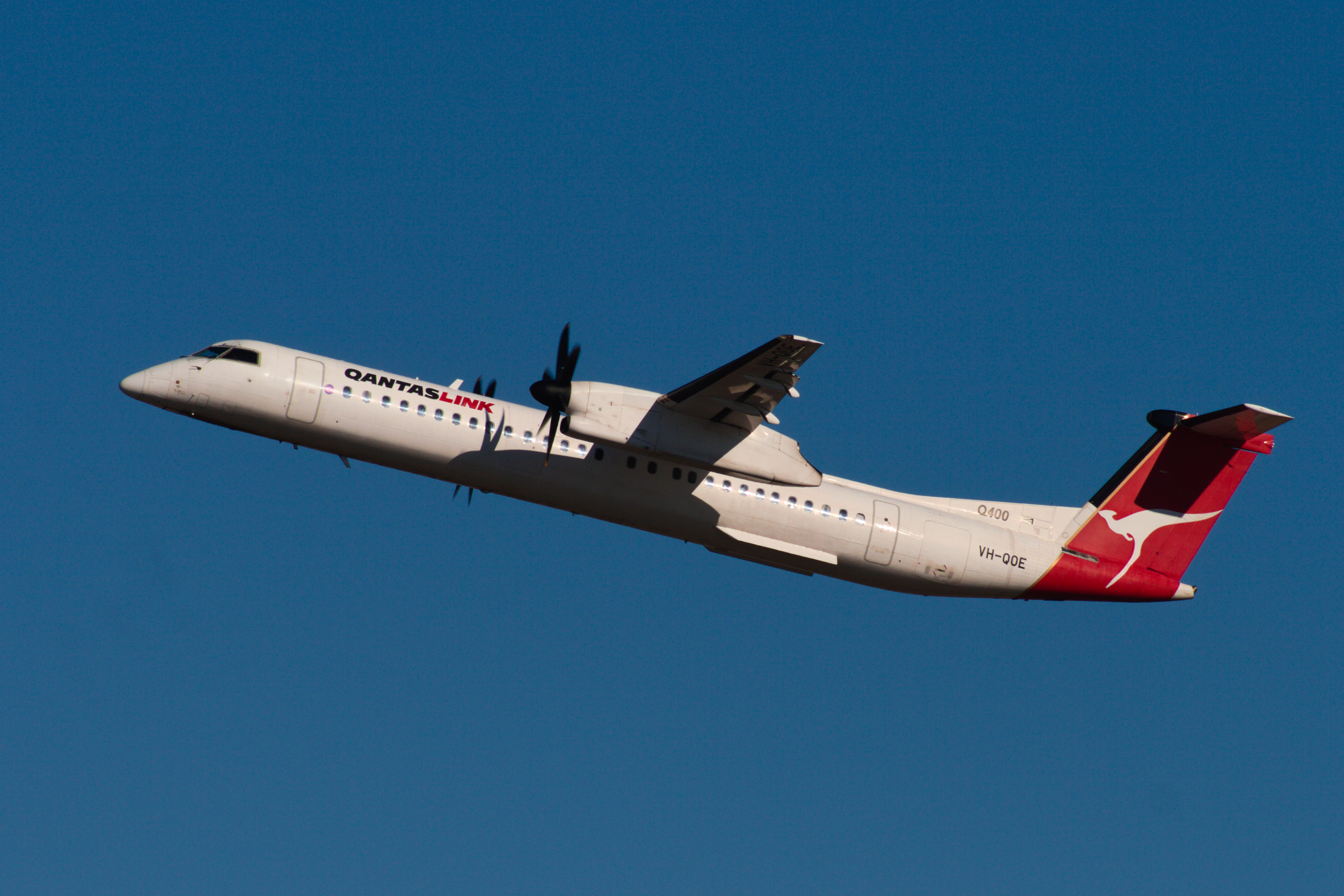 QantasLINK deHavilland Canada DHC8-Q400 VH-QOE at Kingsford Smith