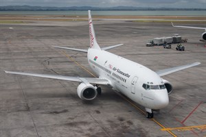 Air Vanuatu Boeing 737-300 YJ-AV18 at Manukau