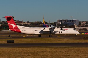QantasLINK deHavilland Canada DHC8-Q400 VH-QOE at Kingsford Smith