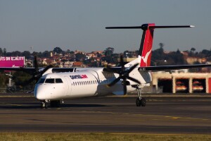 QantasLINK deHavilland Canada DHC8-Q400 VH-QOE at Kingsford Smith