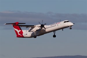 QantasLINK deHavilland Canada DHC8-Q400 VH-QOS at Kingsford Smith