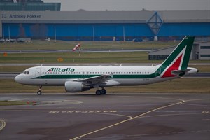 Alitalia Airbus A320-200 EI-IKF at Schiphol