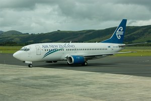 Air New Zealand Boeing 737-300 ZK-SJB at Dunedin