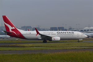 Qantas Boeing 737-800 VH-VZY at Kingsford Smith