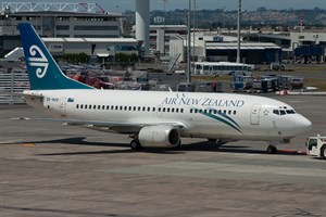 Air New Zealand Boeing 737-300 ZK-NGE at Manukau