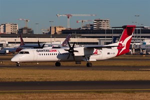 QantasLINK deHavilland Canada DHC8-Q400 VH-QOK at Kingsford Smith