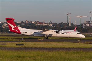 QantasLINK deHavilland Canada DHC8-Q400 VH-QOU at Kingsford Smith