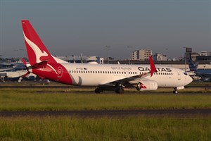 Qantas Boeing 737-800 VH-VZX at Kingsford Smith