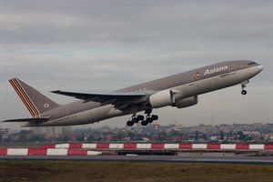 Asiana Boeing 777-200ER HL7596 at Kingsford Smith