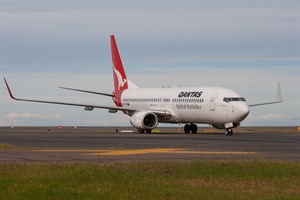 Qantas Boeing 737-800 VH-VYE at Kingsford Smith