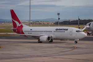 Qantas Boeing 737-300 ZK-JNH at Tullamarine