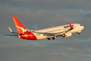 Qantas Boeing 737-800 VH-VYB at Kingsford Smith